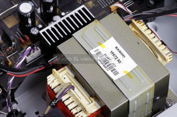 Yamaha R-N602 belső