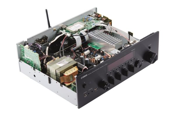 Yamaha R-N602 belső