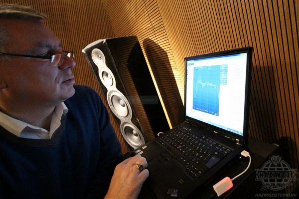 Alan Davidson Arcam Dirac beállítás közben