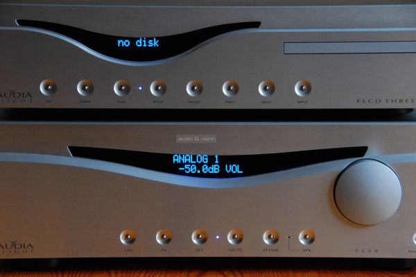 Audia Flight FLS9 sztereó erősítő FL CD Three S CD-lejátszó kijelző
