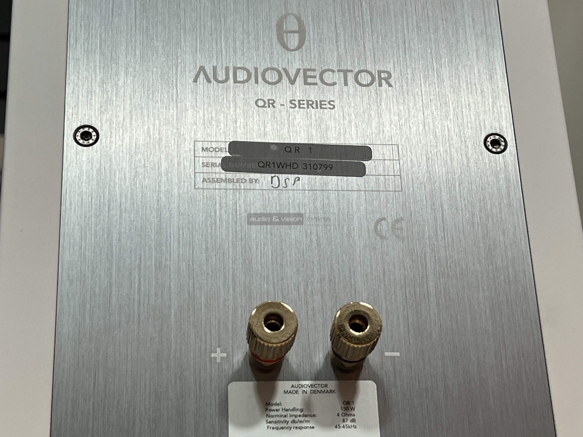 Audiovector QR1 hangfal hátlap