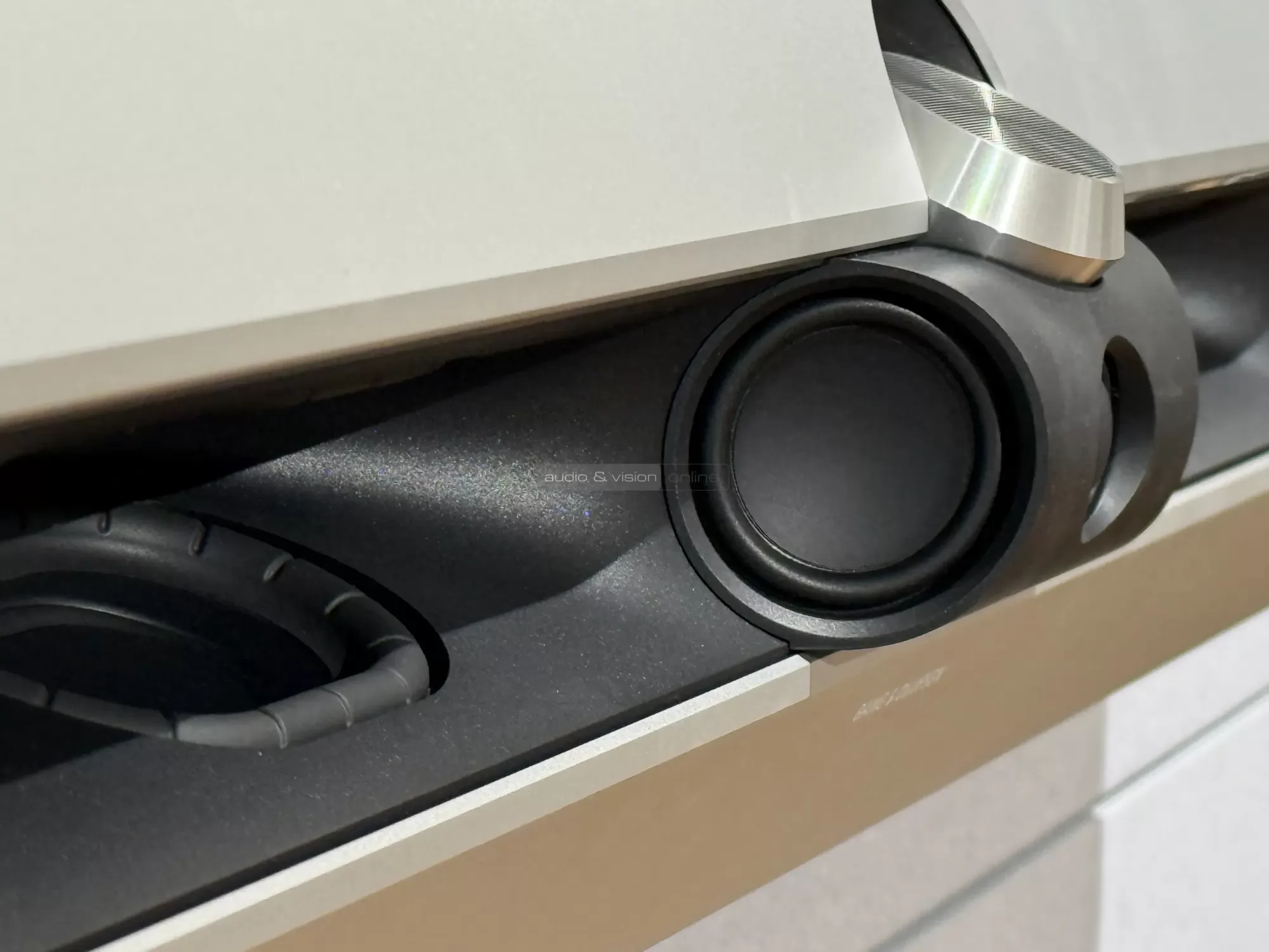 Bang & Olufsen Premiere soundbar hangszórók