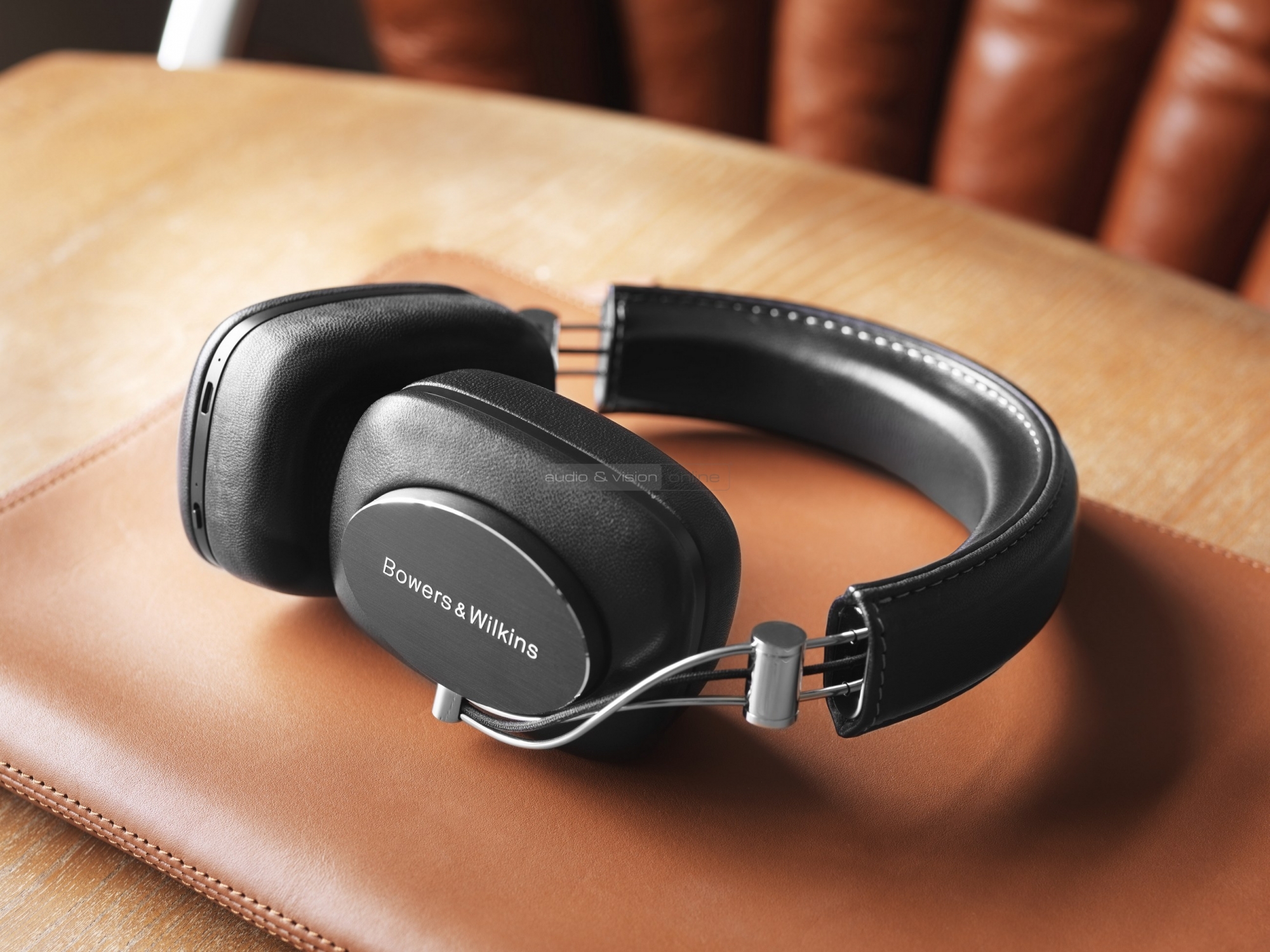 Лучшие бюджетные наушники 2024. Bowers & Wilkins p7 Wireless. Наушники Bowers & Wilkins p7. Бауэрс энд Вилкинс наушники p7. Наушники BW p7.