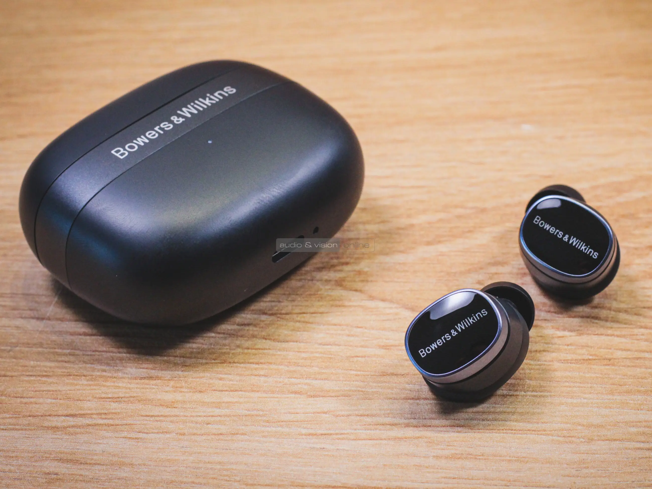 Bowers & Wilkins Pi8 TWS Bluetooth fülhallgató teszt | av-online.hu