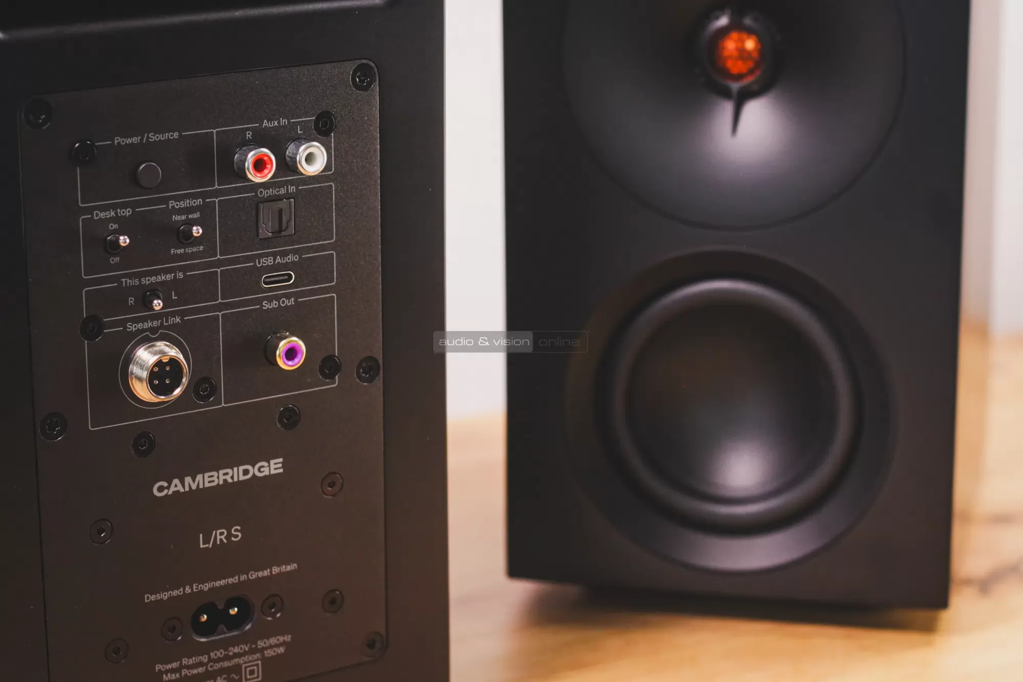 Cambridge Audio L/R S aktív hangfal hátlap