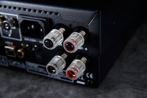 Cyrus One HD hifi erősítő hátlap hangfal csatlakozó