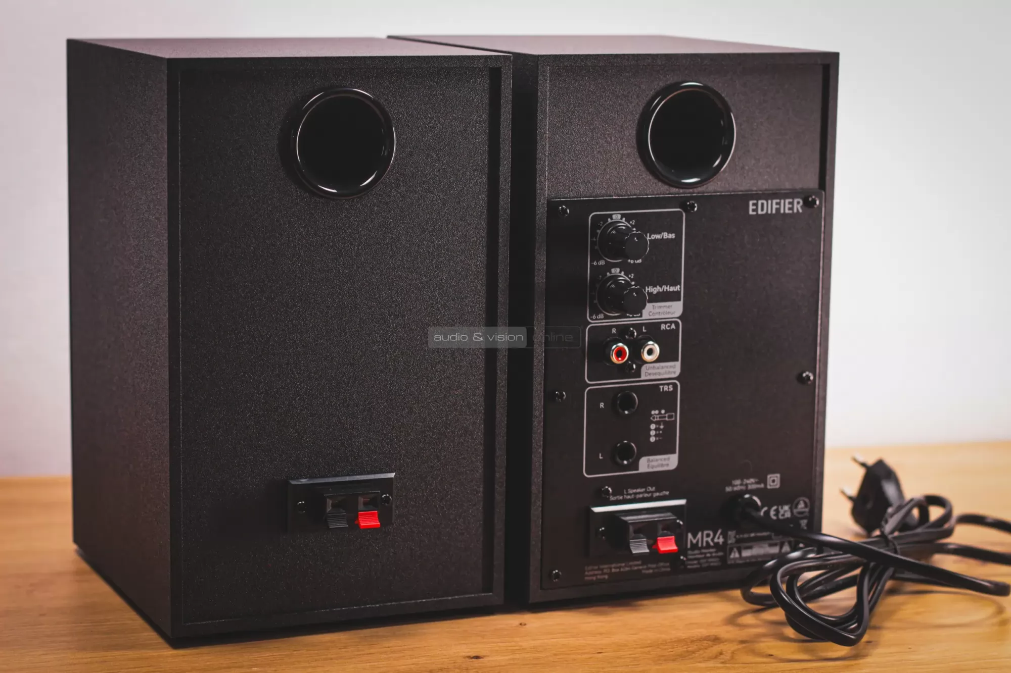 Edifier MR4 aktív hangfal hátlap