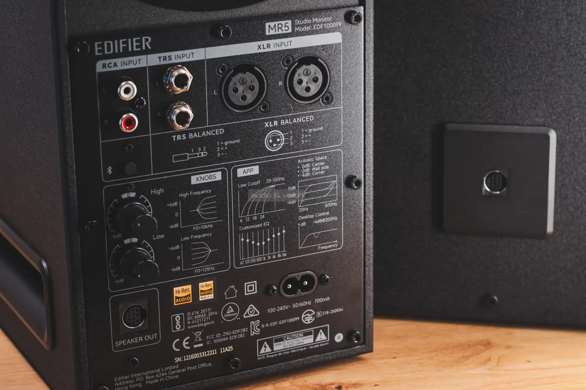 Edifier MR5 aktív hangfal hátlap