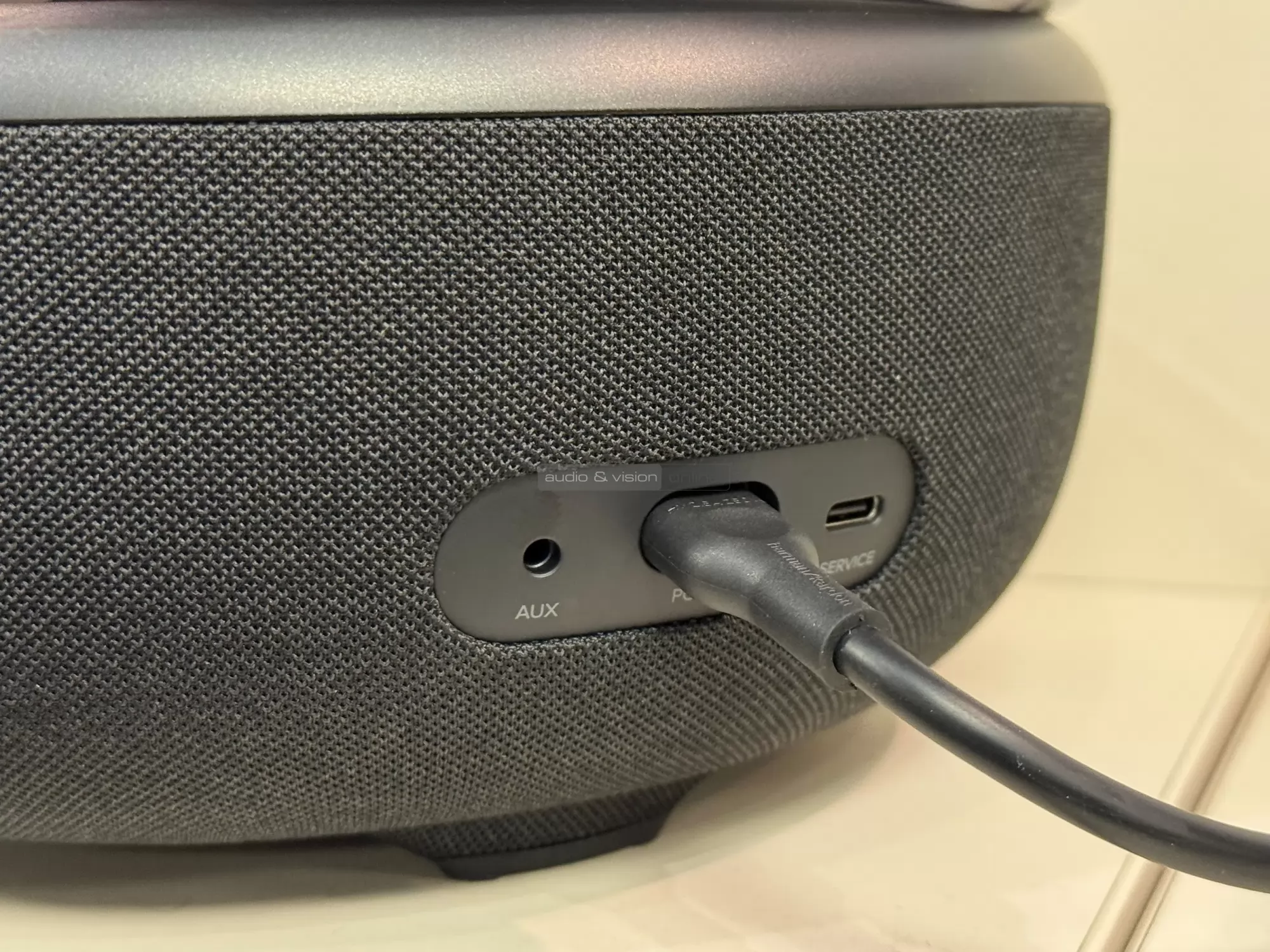 Harman Kardon Aura Studio 5 Bluetooth hangszóró csatklakozó