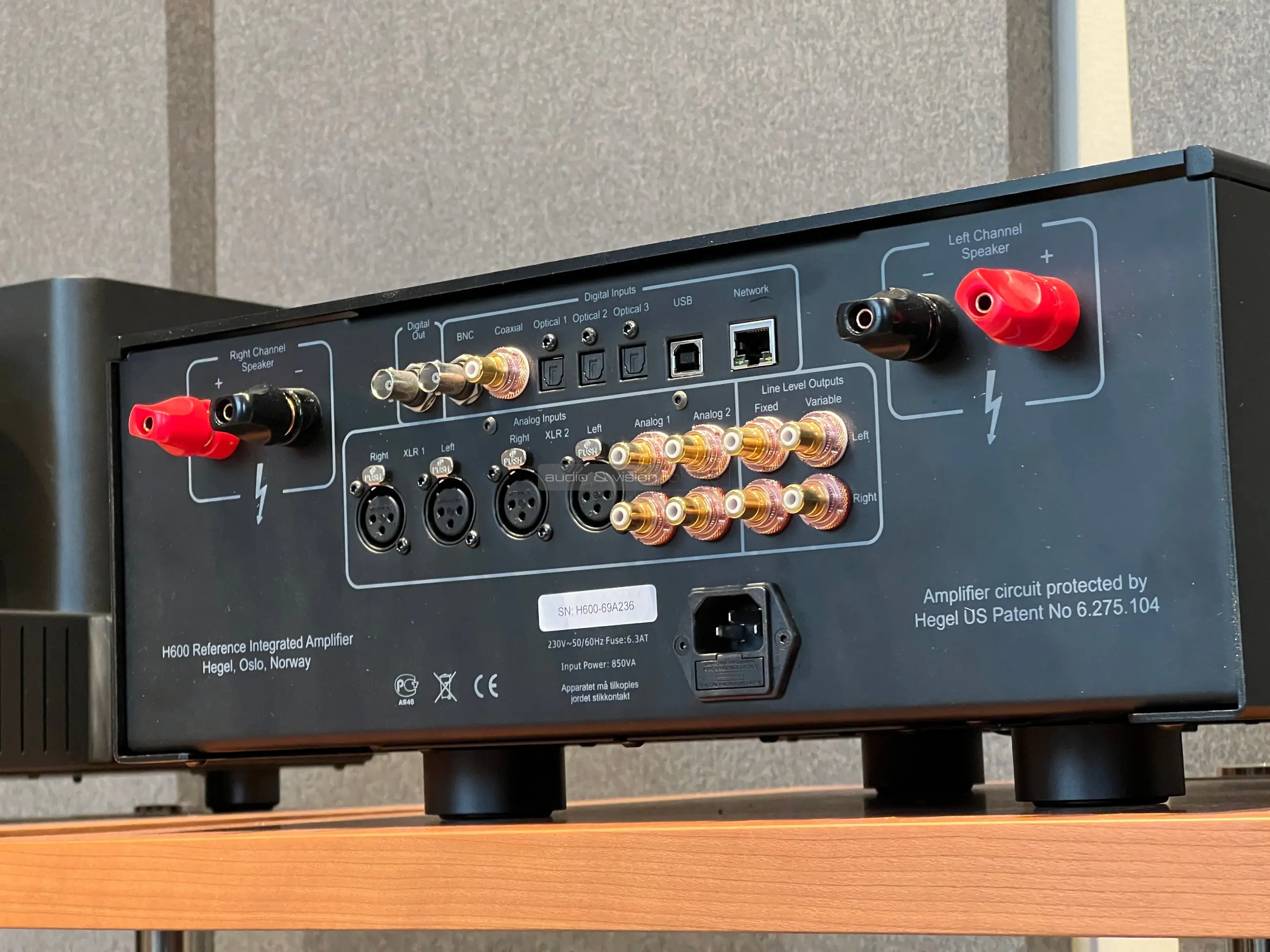 Hegel H600 hálózati sztereó erősítő hátlap