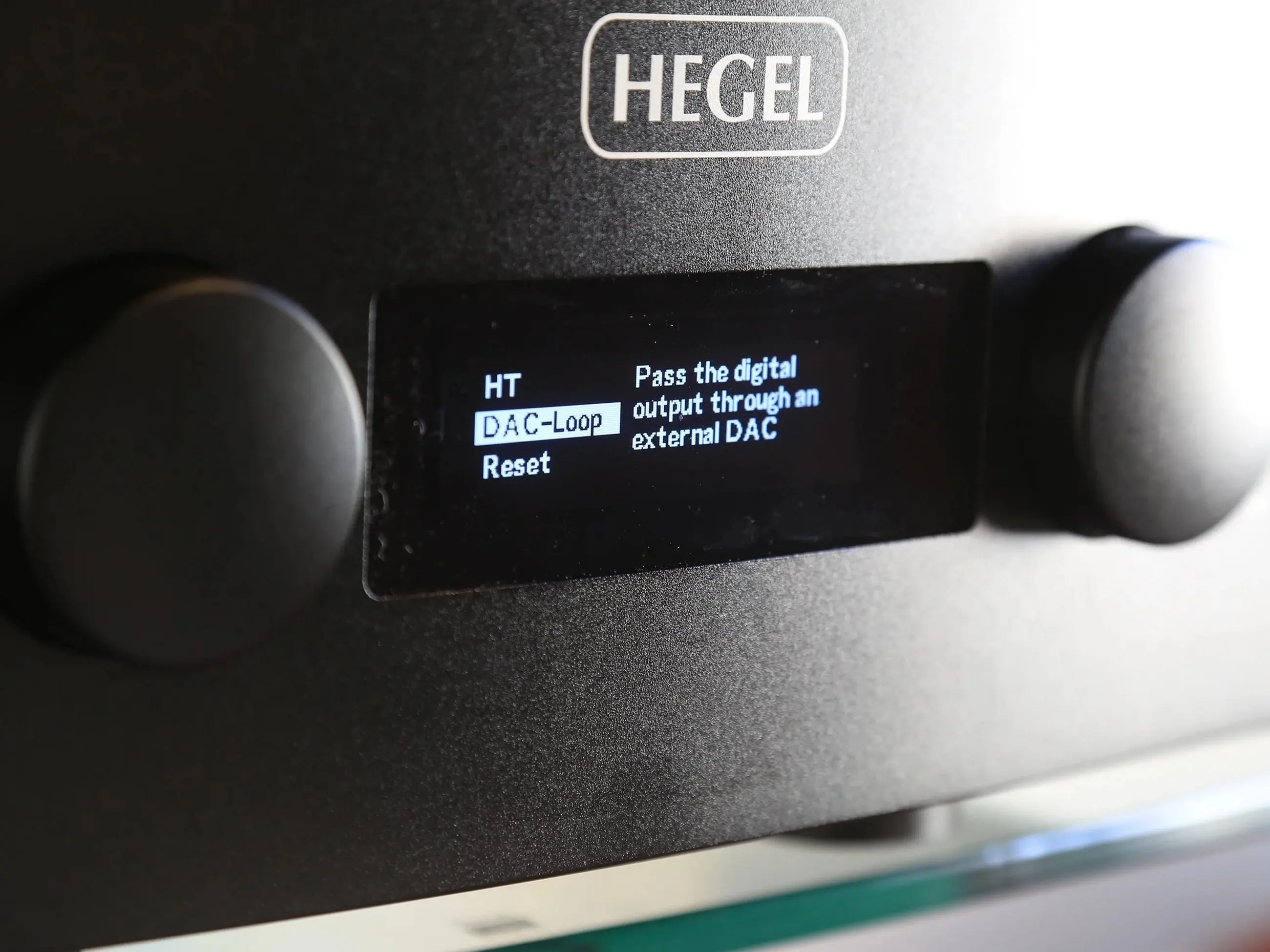 Hegel H600 hálózati sztereó erősítő kijelző