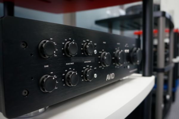 HIGH END 2014 AVID HIFI Reference előerősítő