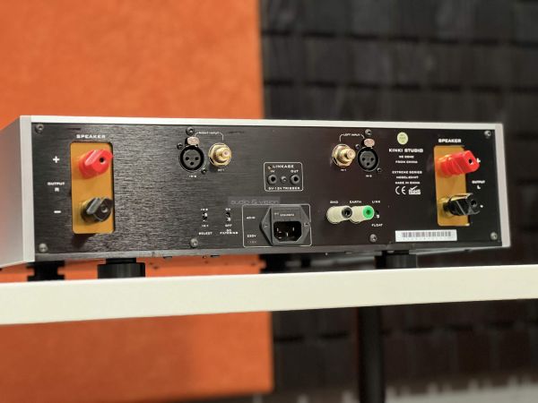 Kinki Studio EX-M7 sztereó végfok hátlap