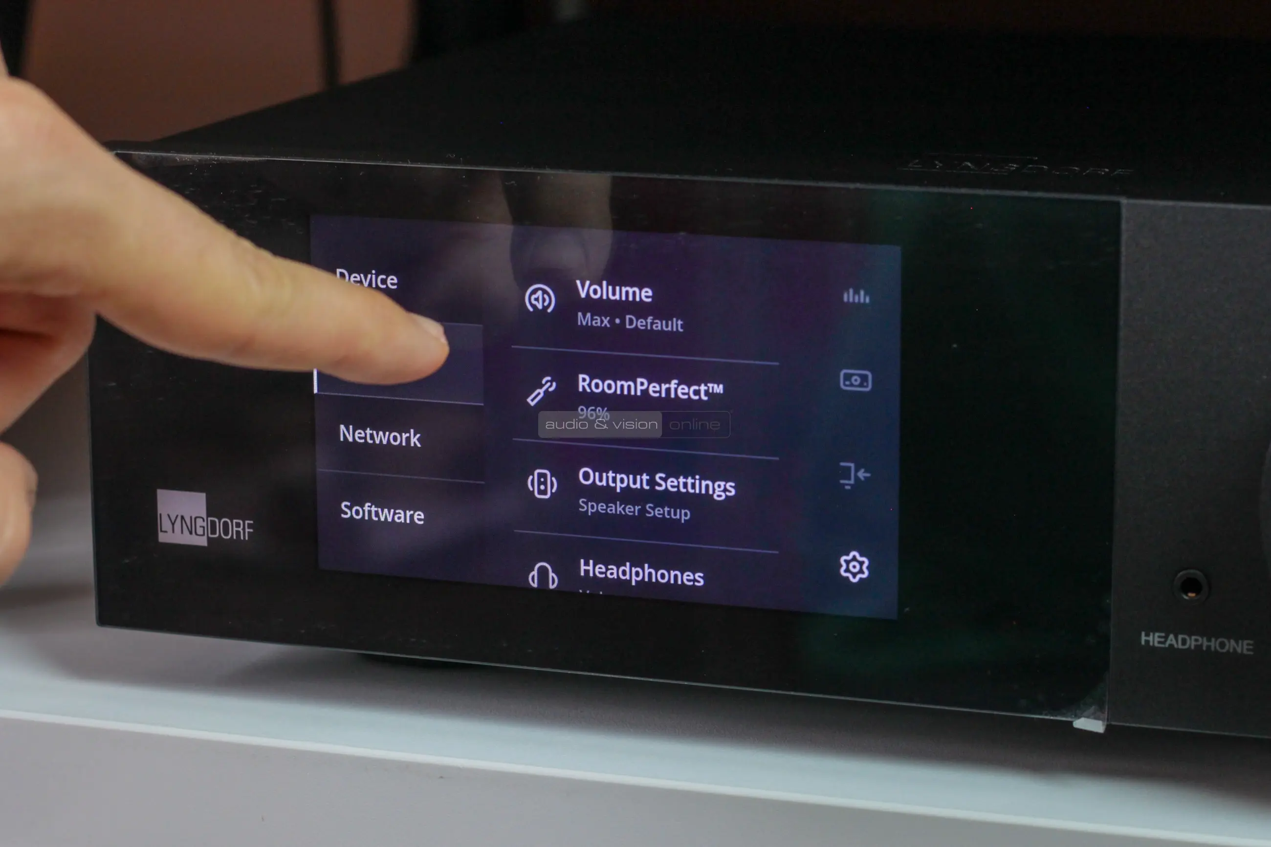 Lyngdorf Audio TDAI-2210 hálózati sztereó erősítő kijelző