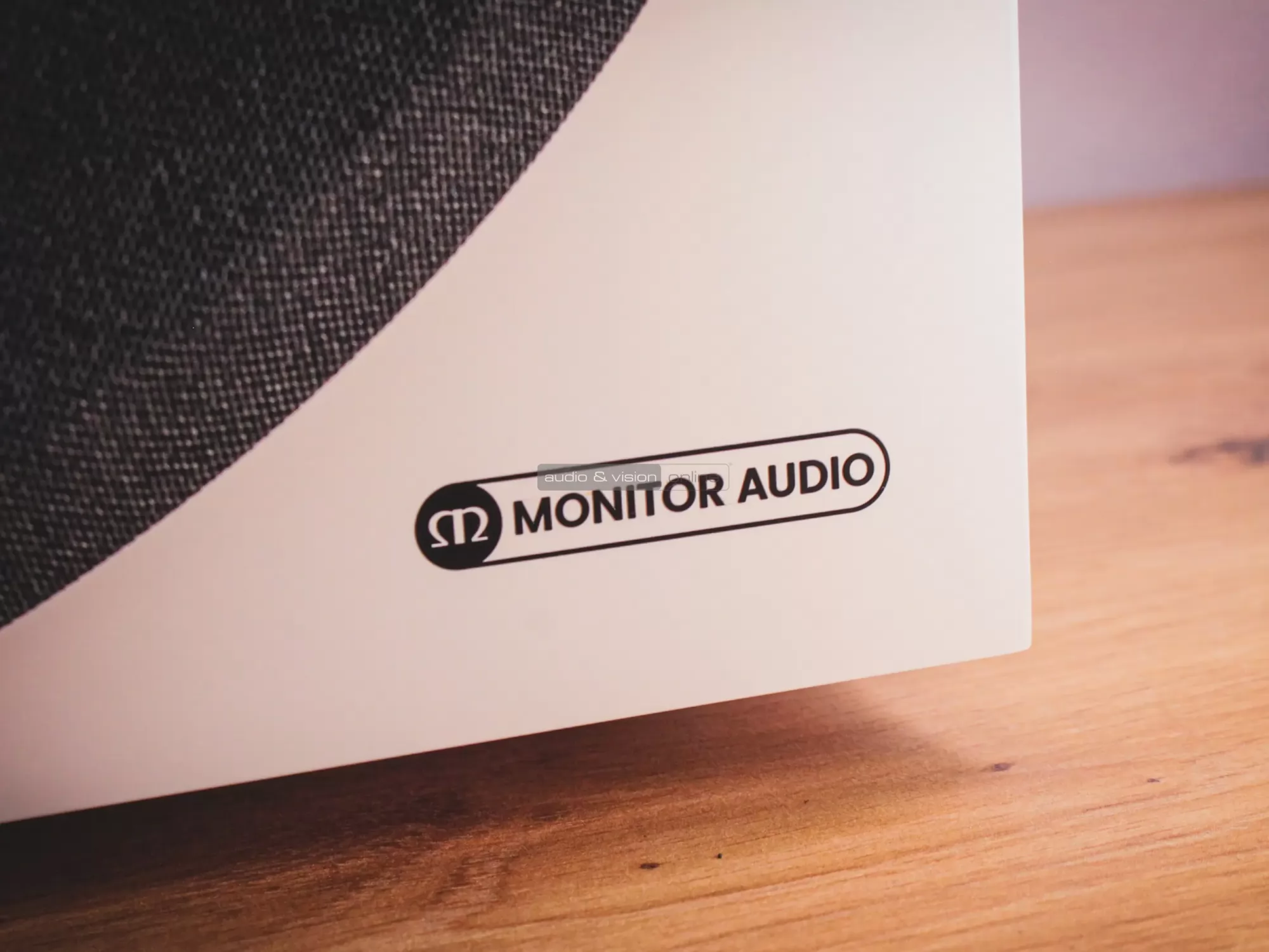 Monitor Audio Vestra W12 mélyláda logo