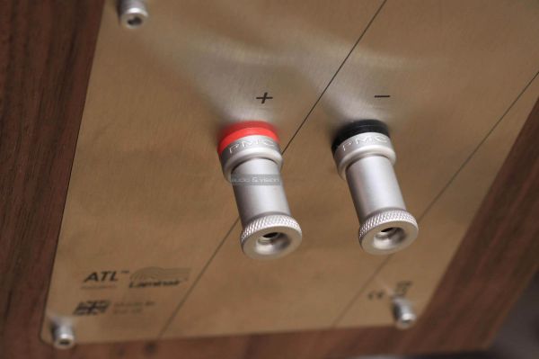 PMC twenty5.22i hangfal csatlakozó