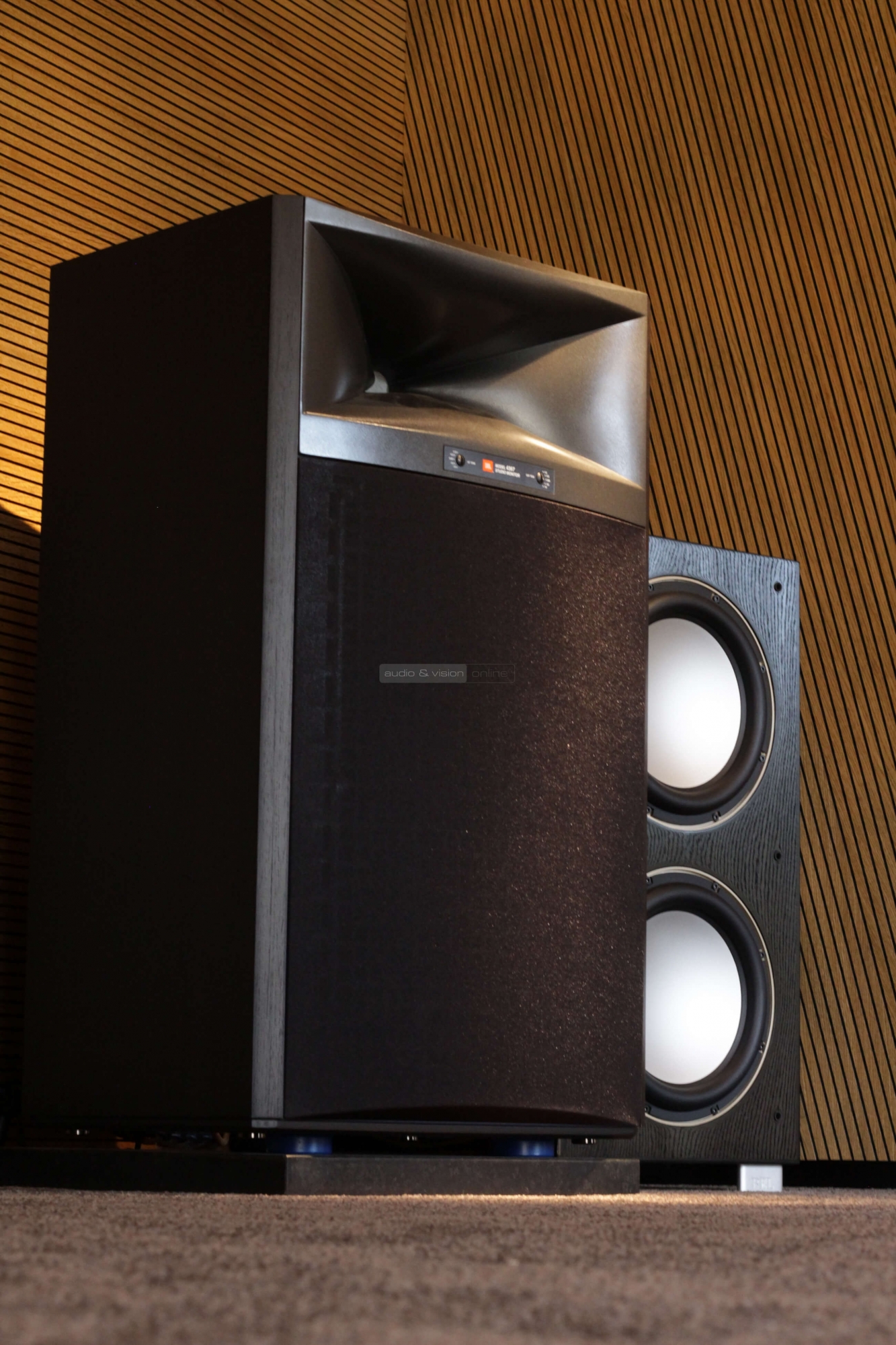 REL 212SE és JBL Synthesis 4267