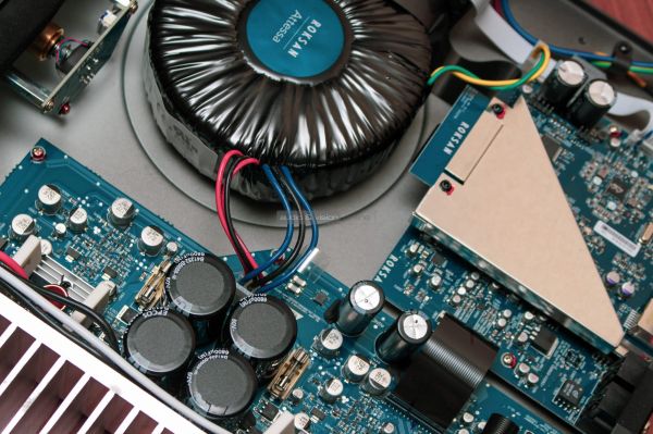 Roksan Attessa Streaming Amplifier hálózati sztereó erősítő