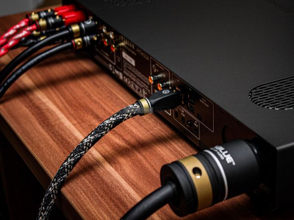 Roksan Attessa Streaming Amplifier hálózati sztereó erősítő hátlap