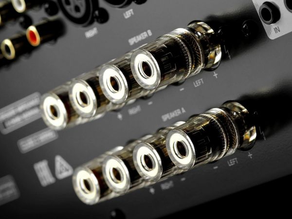 Rotel RA-1572MKII sztereó erősítő hátlap hangfal csatlakozó