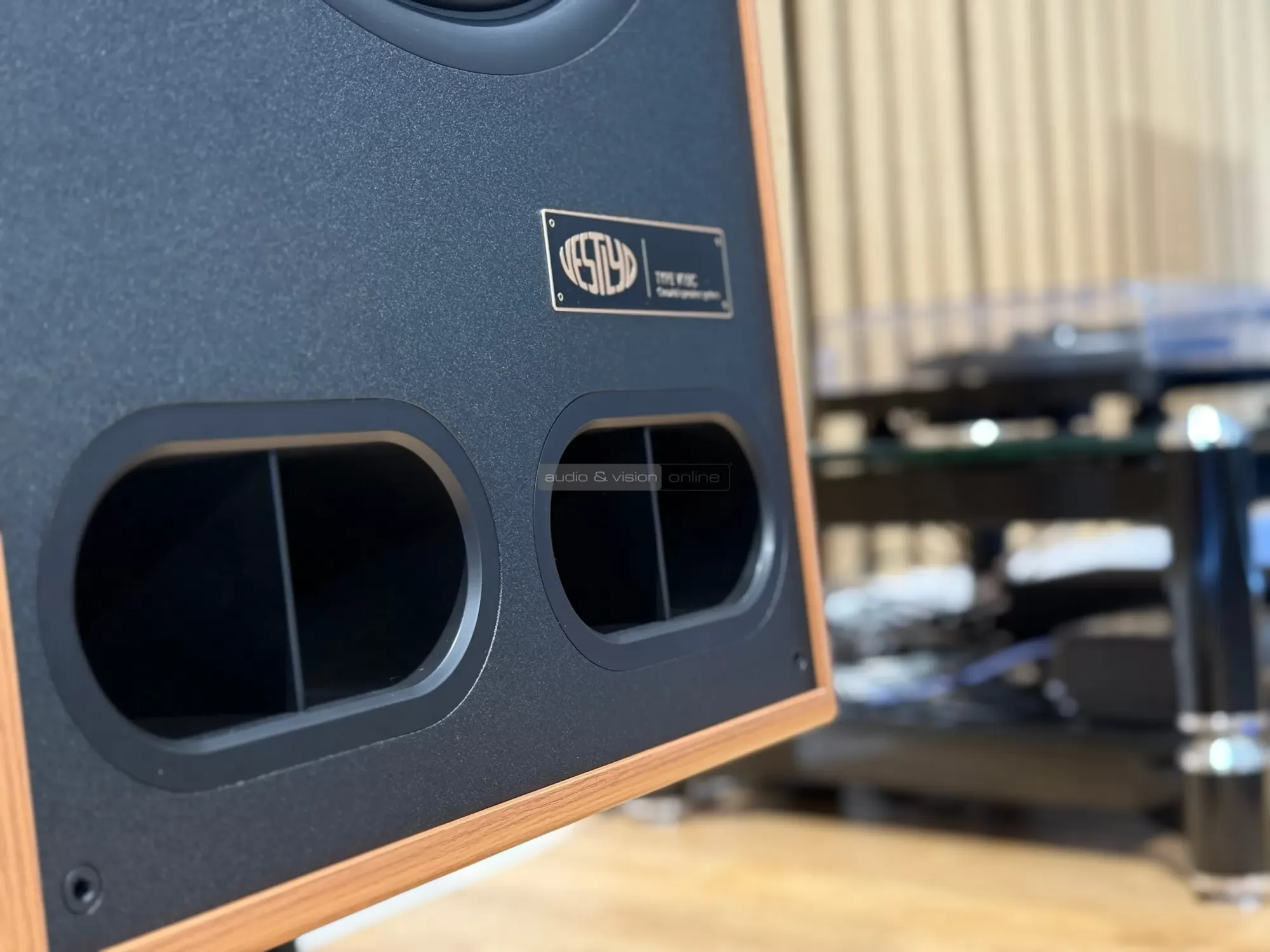 Vestlyd V15C hangfal basszreflex port