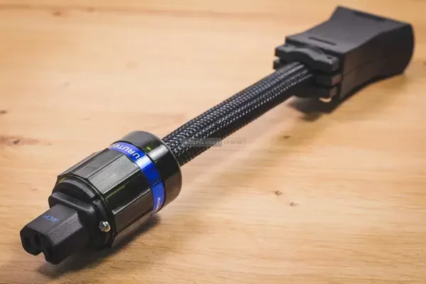 Furutech Flow-28 NCF tápszűrő