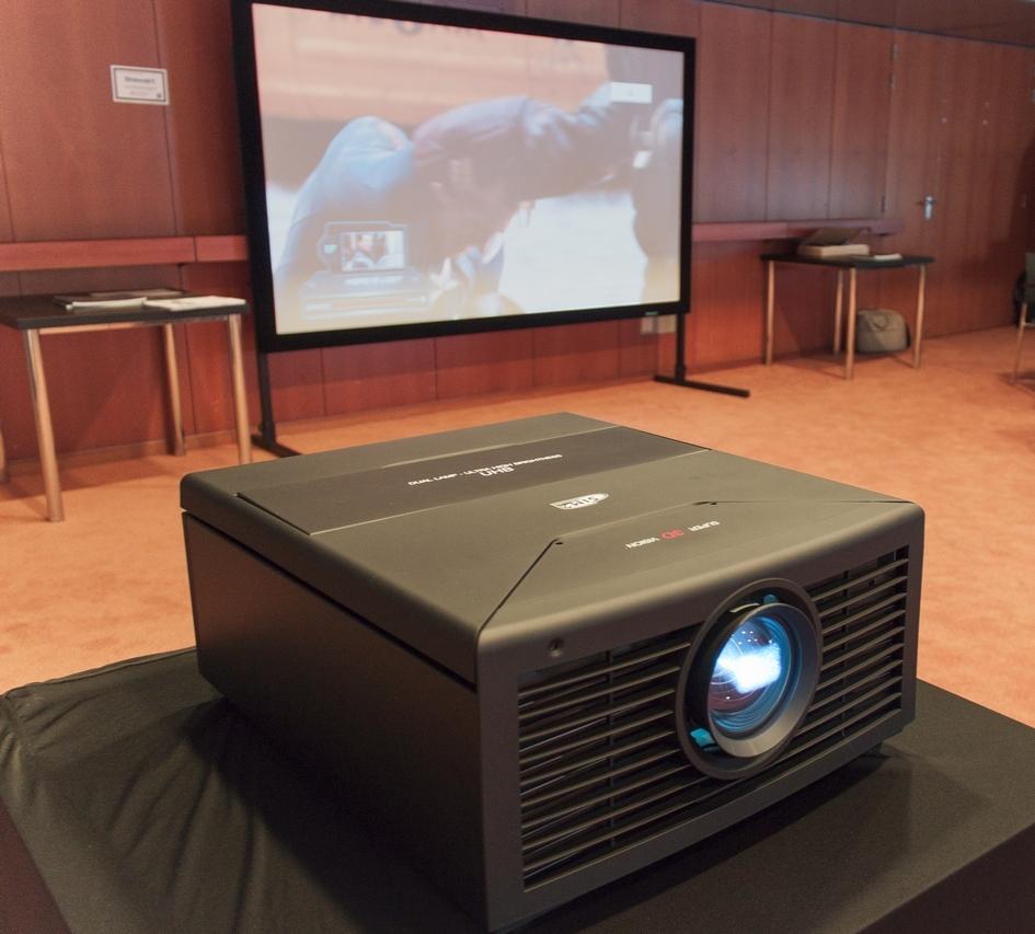 ISE 2013 SIM2 SIRIO házimozi projektor